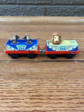 Thomas & Friends Sodor Zoo Train Cars - 
The monkey car and the lion car